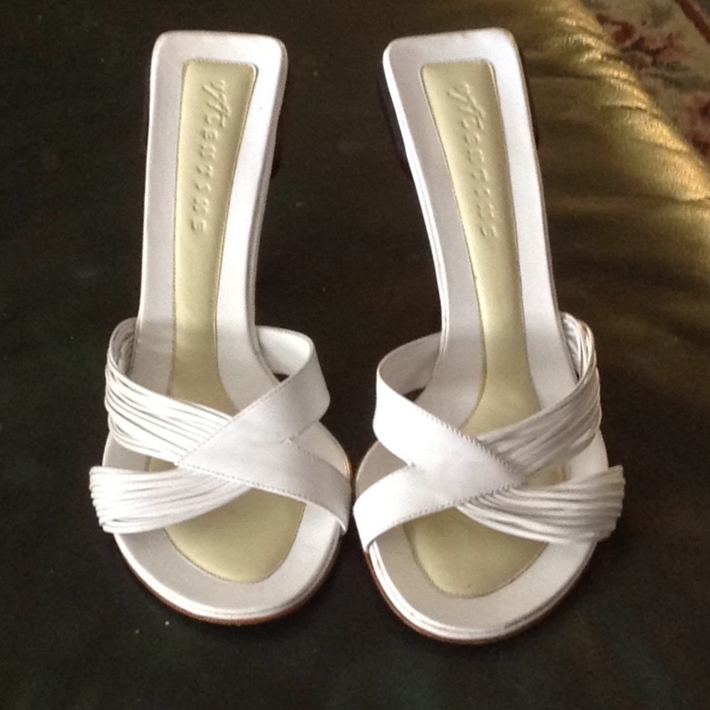 Vero Cuoio sandals with heel.